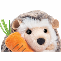 SPUNKY HEDGEHOG W CARROT