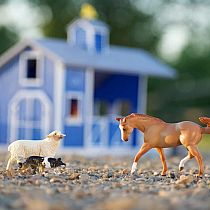 BREYER HOME AT THE BARN SET